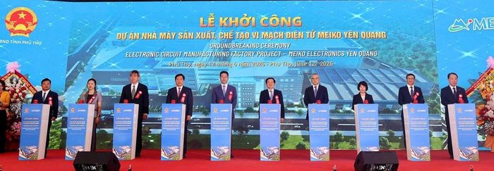 Phó Thủ tướng và các đại biểu thực hiện nghi thức khởi công Nhà máy sản xuất, chế tạo vi mạch điện tử Meiko Yên Quang - Ảnh: MST.