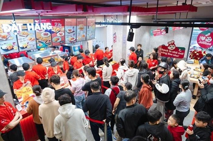 Jollibee Việt Nam thu hút sự quan tâm và yêu thích của nhiều bạn trẻ. Ảnh: Jollibee Việt Nam.