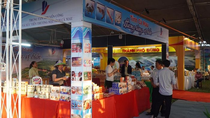Các địa phương mang đến hội chợ nhiều sản phẩm đặc sản tiêu biểu.