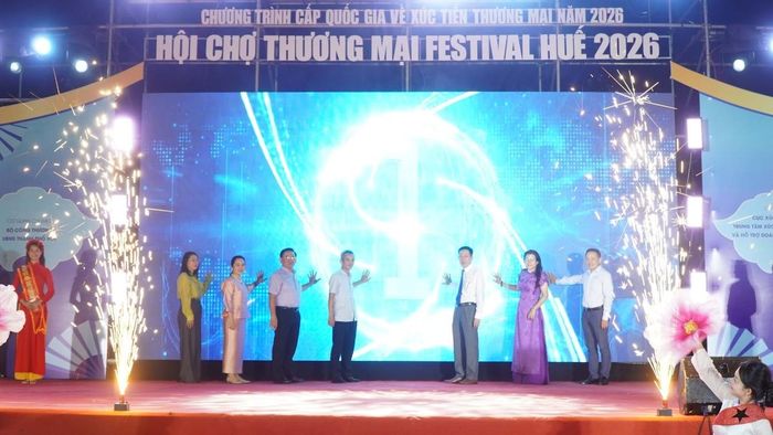 Lãnh đạo thành phố Huế và các đại biểu thực hiện nghi thức khai mạc Hội chợ Thương mại Festival Huế 2026.