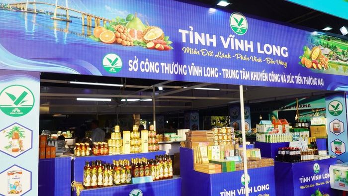 Các gian hàng được đầu tư bài bản, tạo điểm nhấn cho hội chợ.