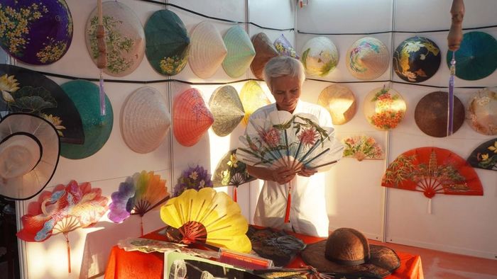 Nhiều sản phẩm mang đậm bản sắc văn hóa địa phương được giới thiệu tại sự kiện.