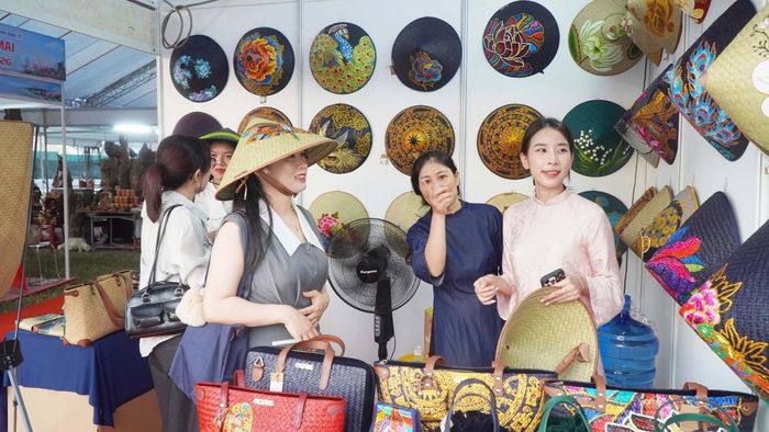 Hội chợ Thương mại Festival Huế 2026 thu hút hơn 240 gian hàng đến từ nhiều địa phương trên cả nước.