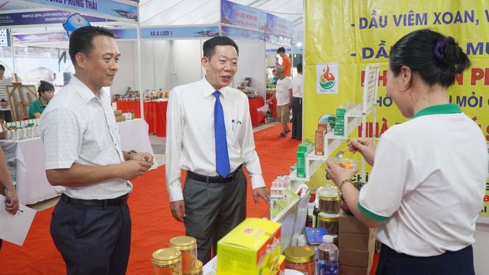 Các đại biểu tham quan các gian hàng.