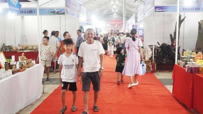 Đông đảo người dân và du khách tham dự lễ khai mạc hội chợ tối 12/6.