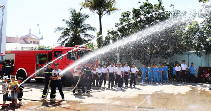 Học sinh thực hành phun nước chữa cháy.