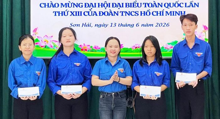 Đoàn Thanh niên xã An Minh đã trao tặng quà cho các thanh niên có hoàn cảnh khó khăn trên địa bàn xã Sơn Hải.
