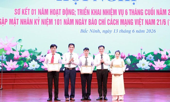  Lãnh đạo Báo và Phát thanh, Truyền hình Bắc Ninh trao Giấy khen cho các cá nhân có nhiều thành tích trong công tác. 