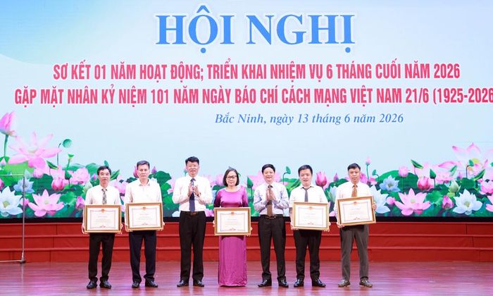  Thừa ủy quyền của Chủ tịch UBND tỉnh, đồng chí Nguyễn Trung Hiền trao Bằng khen cho các cá nhân tiêu biểu. 