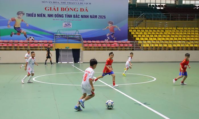 Trận tranh tài sau lễ khai mạc giữa đội U10 xã Yên Trung và U10 phường Kinh Bắc.