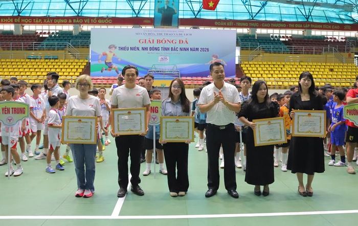 Lãnh đạo Sở Văn hóa, Thể thao và Du lịch tặng Giấy khen cho các đơn vị đơn vị, nhà tài trợ đồng hành với giải đấu.