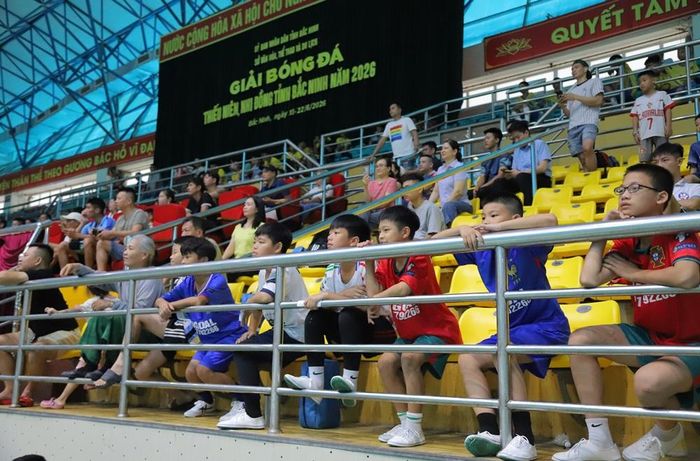 Các khán giả cổ vũ trận đấu tại lễ khai mạc.