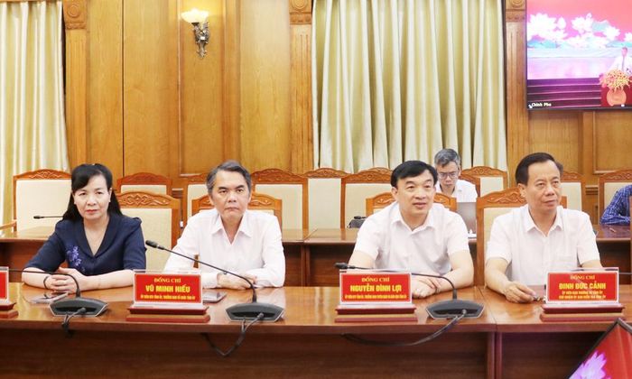  Các đồng chí Ủy viên Ban Thường vụ Tỉnh ủy dự lễ phát động tại điểm cầu Bắc Ninh. 