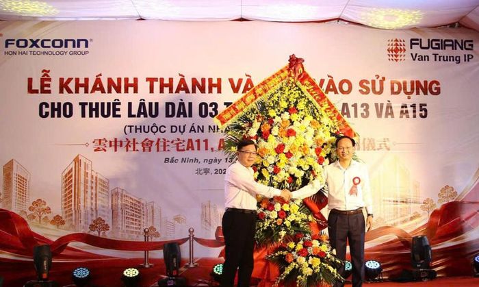  Phó Chủ tịch UBND tỉnh Phạm Văn Thịnh tặng hoa chúc mừng. 