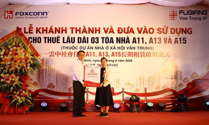  Công ty trách nhiệm hữu hạn Fugiang thực hiện nghi thức trao hợp đồng thuê và bàn giao căn hộ cho đơn vị sử dụng. 