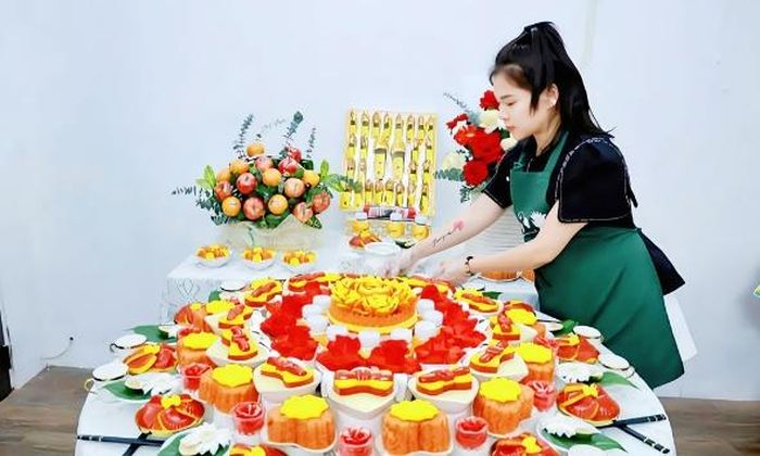 Chị Phạm Thị Phượng (xã Bố Hạ) chuẩn bị mâm lễ cho khách hàng.