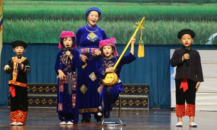 Thành viên Câu lạc bộ hát Then xã Trường Sơn gìn giữ di sản hát then.