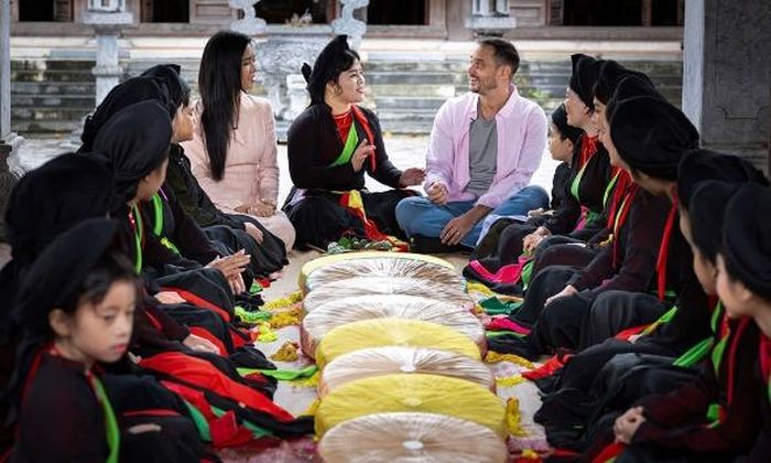 Một buổi học hát quan họ của du khách nước ngoài dưới sự hướng dẫn của nghệ sĩ Chu Phương Anh.