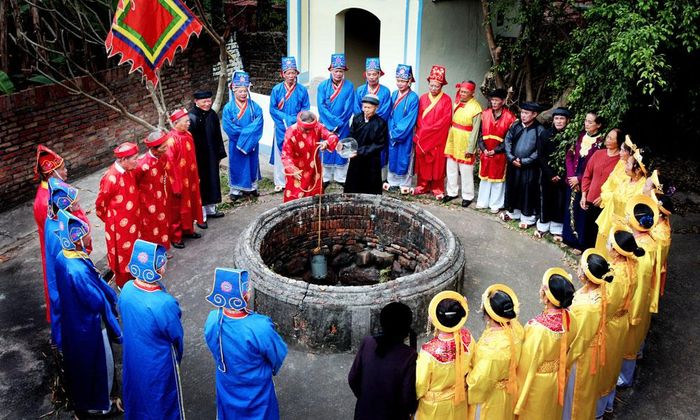 Tục lấy nước ở giếng Ngọc tại lễ hội Đình Chanh, xã Tân Yên. Ảnh: Vương Lâm.