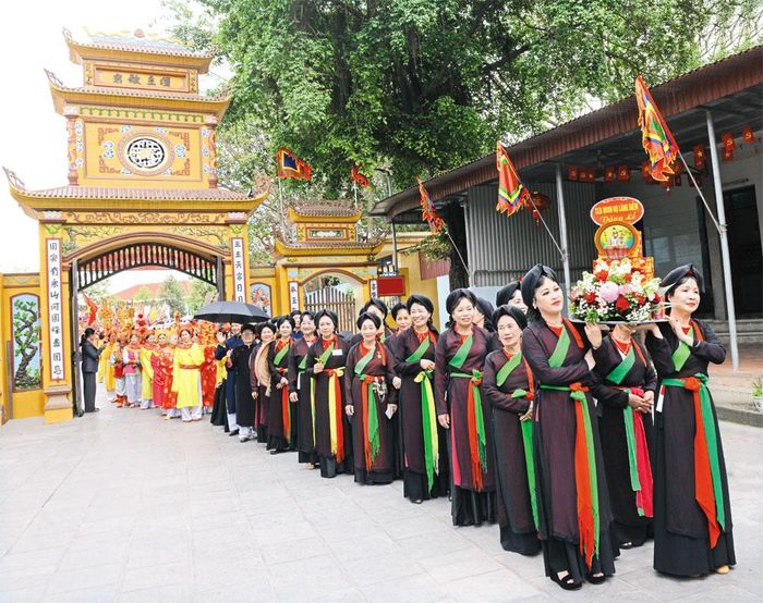 Lễ hội tưởng nhớ Thủy tổ quan họ ở làng Diềm, phường Kinh Bắc. Ảnh: Việt Hưng.