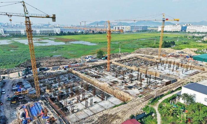  Chủ đầu tư dự án khu Nhà ở xã hội tổ dân phố Nam Ngạn, phường Nếnh yêu cầu nhà thầu thi công 3 ca/ngày để đẩy nhanh tiến độ dự án. 