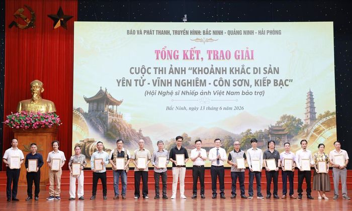 Đại diện Ban tổ chức trao giải Khuyến khích cho các tác giả.