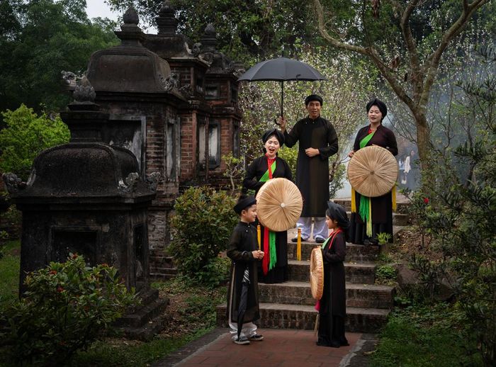 Tác phẩm (ảnh đơn) "Trao truyền" của tác giả Lê Ngọc Tú (Hà Nội) giành giải Ba.