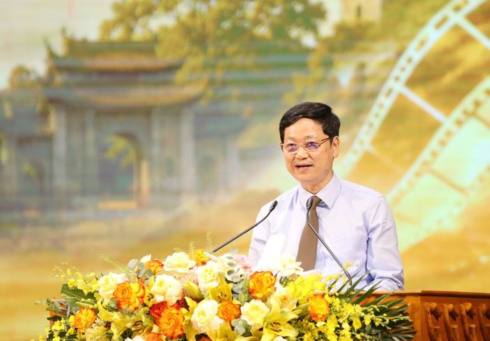 Đồng chí Trần Văn Đức, Phó Giám đốc Báo và Phát thanh, Truyền hình Bắc Ninh, Phó Trưởng Ban Tổ chức cuộc thi báo cáo tổng kết cuộc thi.