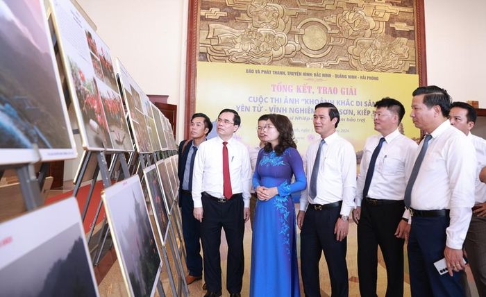 Các đại biểu tham quan gian trưng bày các tác phẩm tiêu biểu của cuộc thi.