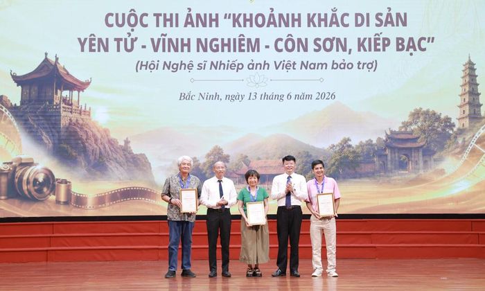 Lãnh đạo Báo và Phát thanh, Truyền hình Bắc Ninh và Ban Tuyên giáo và Dân vận Tỉnh ủy trao giải Ba cho các tác giả.