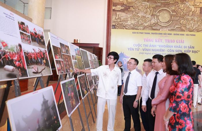 Các đại biểu tham quan gian trưng bày các tác phẩm tiêu biểu của cuộc thi.