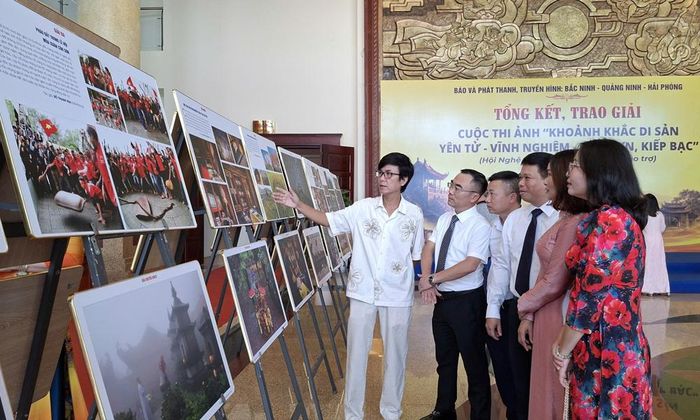 Nghệ sĩ Giang Sơn Đông giới thiệu bộ ảnh giành giải Nhất được trưng bày tại Lễ tổng kết, trao giải cuộc thi ảnh "Khoảnh khắc di sản Yên Tử-Vĩnh Nghiêm-Côn Sơn, Kiếp Bạc".