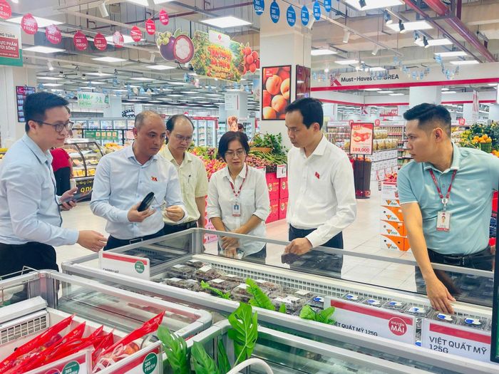 Đoàn công tác khảo sát thực tế tại siêu thị Lotte. Ảnh: H.C