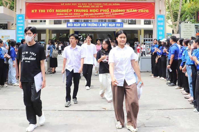 Thí sinh tại điểm thi Trường THPT Trần Phú (phường Hải Châu) kết thúc kỳ thi tốt nghiệp THPT 2026 với tâm trạng thoải mái. Ảnh: NGỌC HÀ