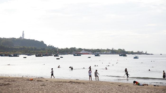 Một góc bãi biển du lịch Sơn Trà. Ảnh: ĐẮC MẠNH