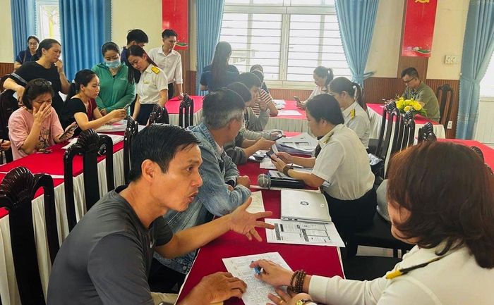 Cán bộ Thuế cơ sở 2 Đà Nẵng hỗ trợ hộ kinh doanh kê khai thuế tại UBND phường Hòa Cường. Ảnh: Trọng Hùng