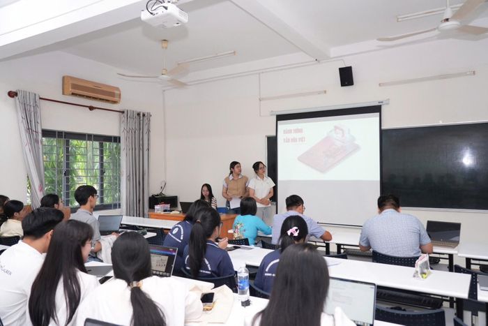 Sinh viên Trường Đại học Sư phạm - Đại học Đà Nẵng trong hoạt động nghiên cứu khoa học. Ảnh: LÊ PHẠM
