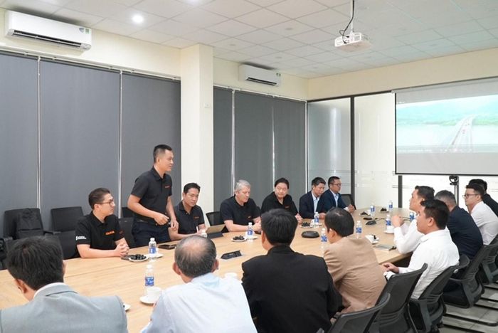 Trường Đại học Bách khoa (Đại học Đà Nẵng) trong một chuyến làm việc với doanh nghiệp. Ảnh: NHẬT HẠ