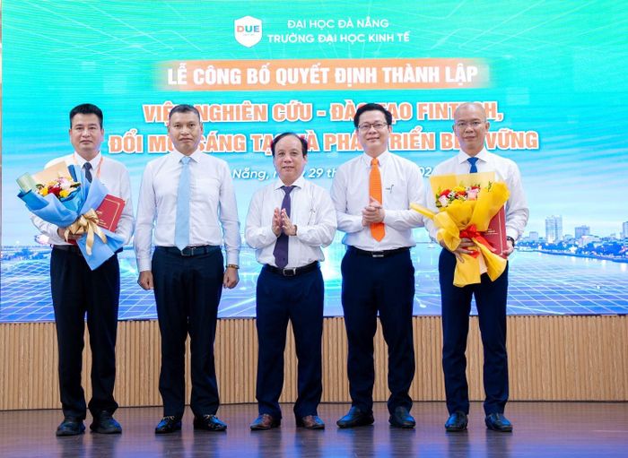 Trường Đại học Kinh tế, Đại học Đà Nẵng, công bố quyết định thành lập Viện Nghiên cứu - Đào tạo FinTech, Đổi mới sáng tạo và Phát triển bền vững. Ảnh: NTCC