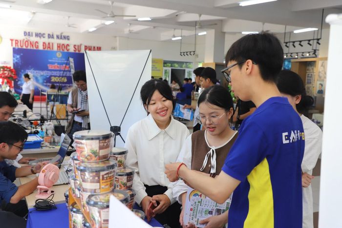 Sinh viên tham gia Ngày hội khoa học công nghệ đổi mới sáng tạo năm 2026 tại Trường Đại học Sư phạm, Đại học Đà Nẵng. Ảnh: THU HÀ