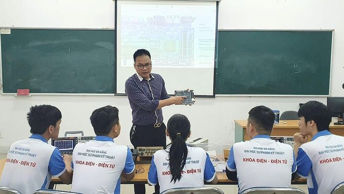 Giờ lên lớp của TS. Trần Hoàng Vũ, Trưởng khoa Điện - Điện tử Trường Đại học Sư phạm Kỹ thuật - Đại học Đà Nẵng. Ảnh: THU HÀ