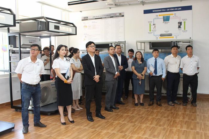 Các đại biểu tham quan Trung tâm Thực hành giải pháp HVAC của Trường Đại học Sư phạm Kỹ thuật - Đại học Đà Nẵng. Ảnh: NGỌC HÀ
