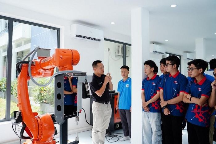 Sinh viên Trường Đại học Bách khoa - Đại học Đà Nẵng tại Trung tâm Đào tạo, Nghiên cứu và Phát triển ứng dụng robot công nghiệp và Trí tuệ nhân tạo vừa được đưa vào sử dụng. Ảnh: NGỌC HÀ