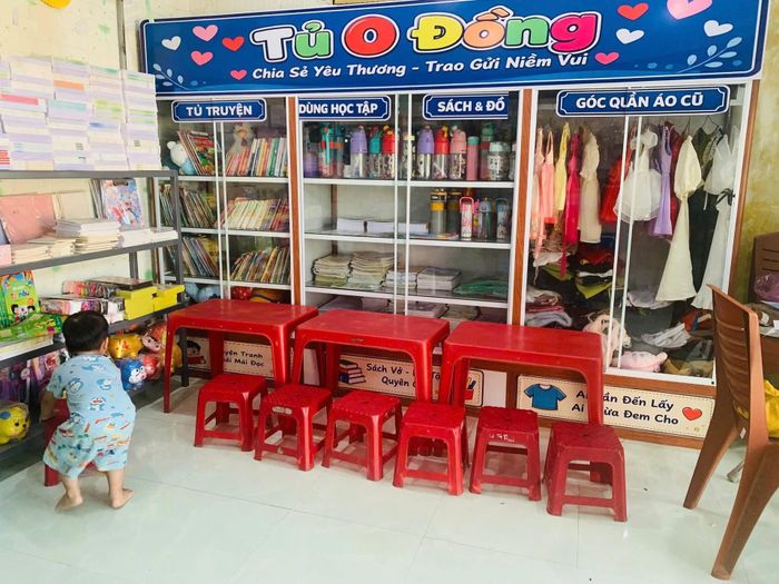 Tủ 0 đồng sẻ chia yêu thương. Ảnh: SONG THANH