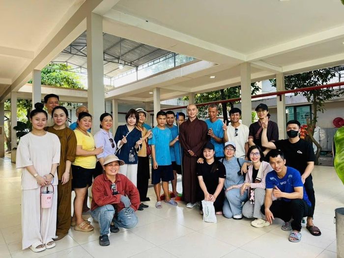 Các thành viên Câu lạc bộ thiện nguyện Bữa cơm chay 0 đồng. Ảnh: SONG THANH