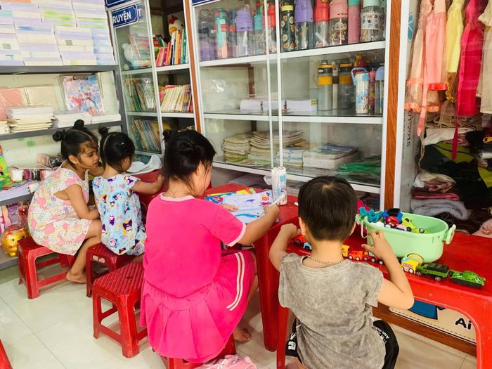 Trẻ em trong vùng đến vui chơi đọc sách. Ảnh: SONG THANH