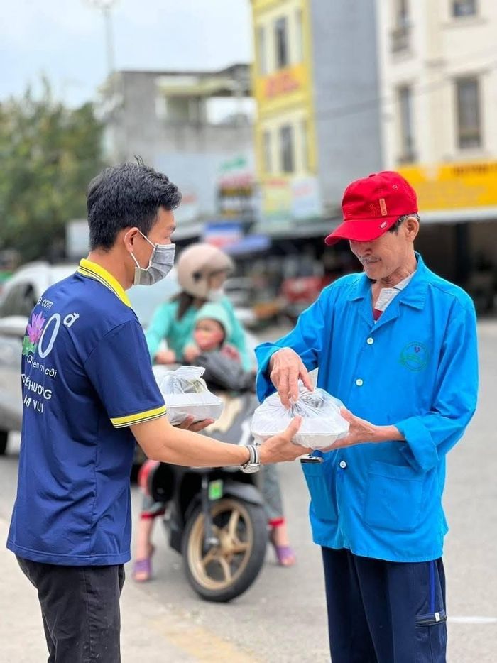 Trao phần ăn cho bệnh nhân tại bệnh viện Ung bướu Đà Nẵng.