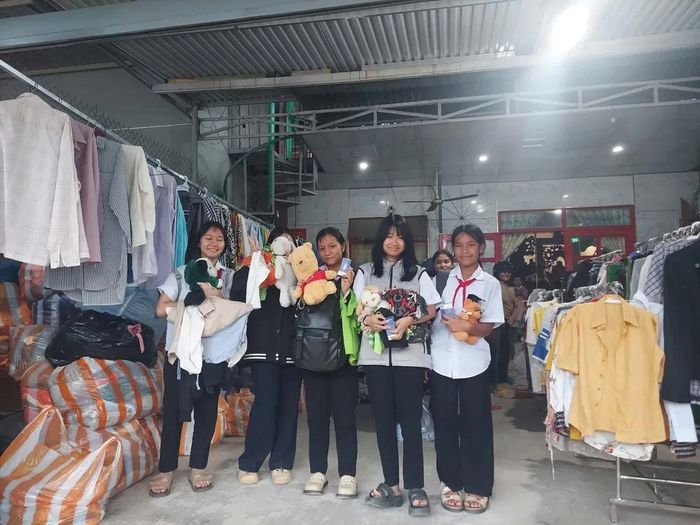 Các em học sinh vùng cao lựa chọn quần áo, gấu bông tại cửa hàng 0 đồng. Ảnh: SONG THANH