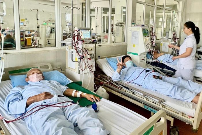 Điều dưỡng Khoa Thận nhân tạo - Lọc máu theo dõi sát tình trạng bệnh nhân. Ảnh: XUÂN TRÌNH