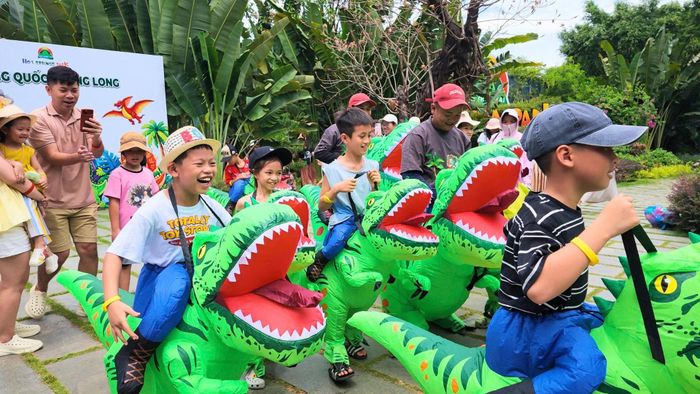 Chương trình “Vương quốc khủng long” mang đến không gian khám phá thế giới khủng long sinh động cho các em nhỏ. Ảnh: ĐOÀN HẠO LƯƠNG